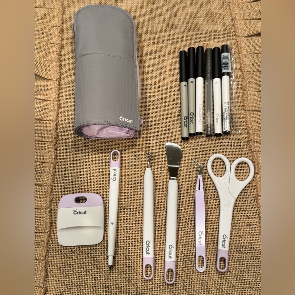Cricut Essential Weeding Tool Set & Carry Pouch Bundle